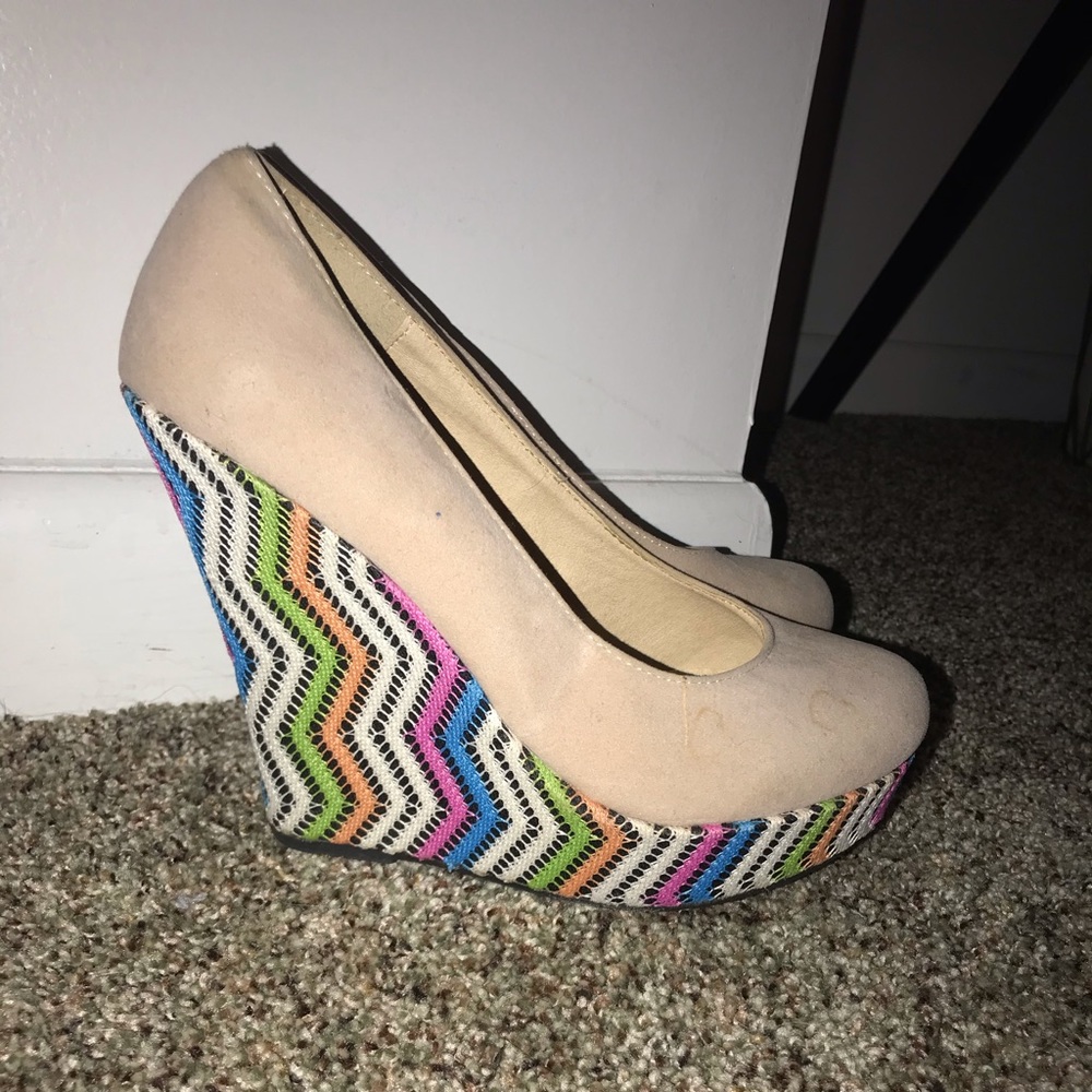 Tan wedges with colorful base.